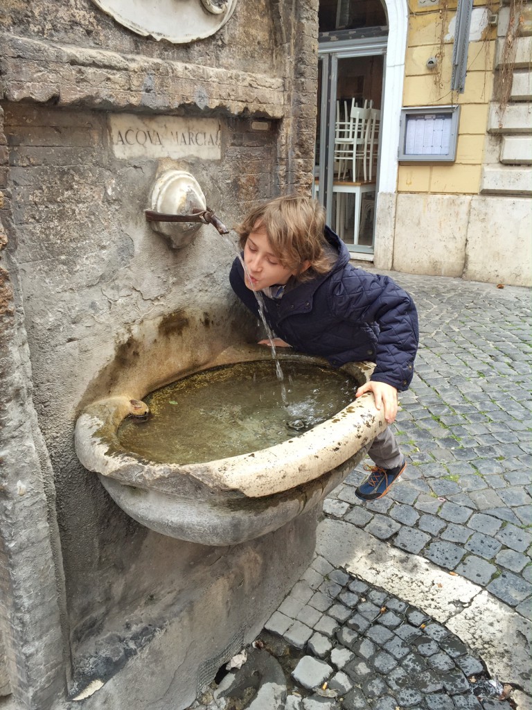 Rom mit Kind Springbrunnen Rom