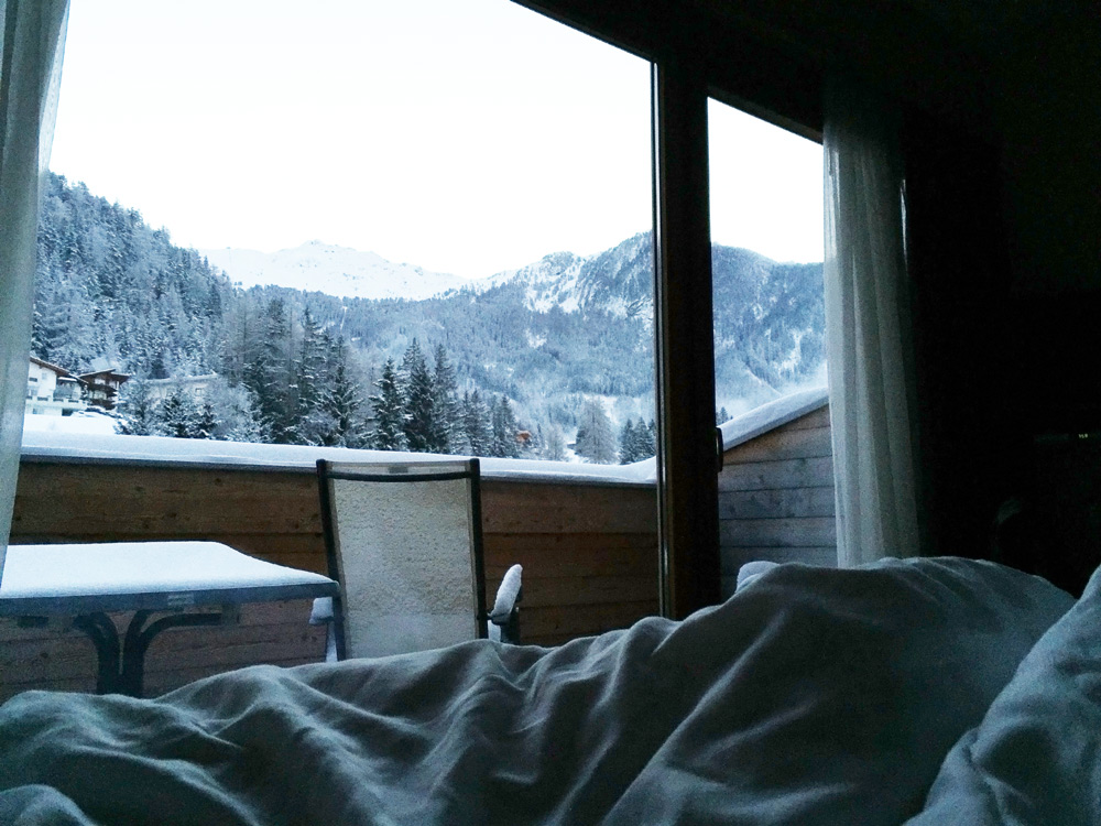 Hotel aussieht auf Berge. Schneesicheres Skigebiet familienfreundliches Hotel