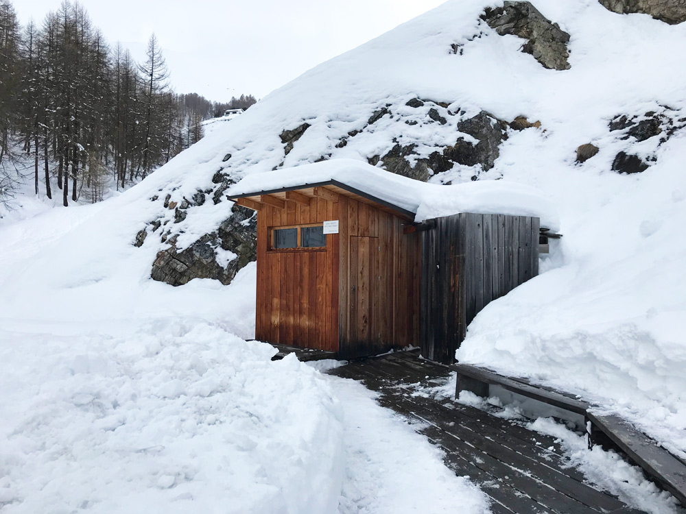 Hotel Castell Zuoz Schweiz Familienauszeit Winterurlaub mit Kindern im Schnee Schlittenfahren Skifahren