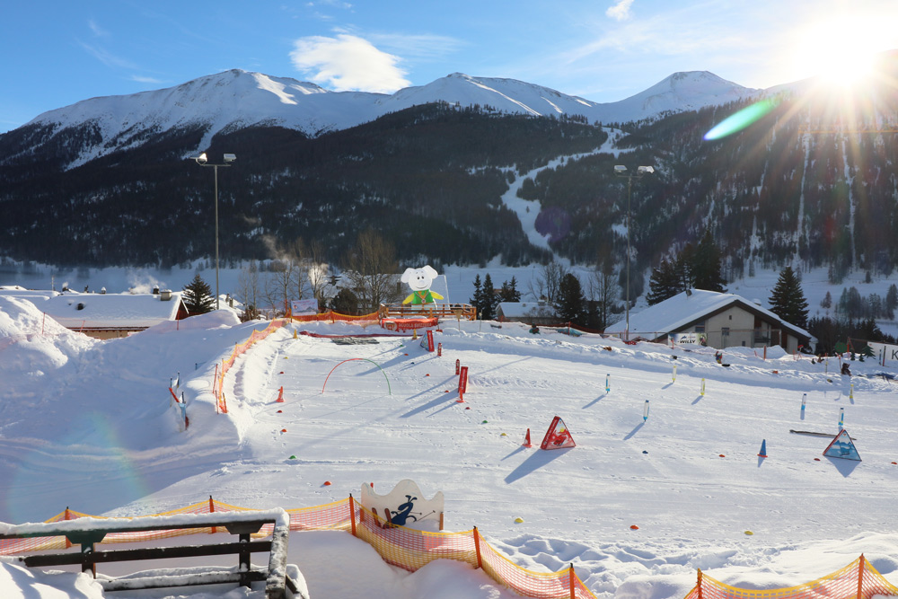 Hotel Castell Zuoz Schweiz Familienauszeit Winterurlaub mit Kindern im Schnee Schlittenfahren Skifahren