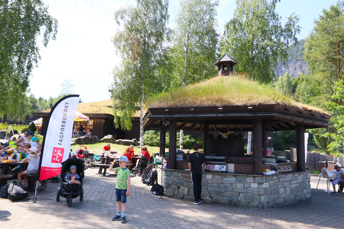 Norwegen mit Kindern - Hunderfossen Familiepark - Hunderfossen Familienpark Freizeitpark Lillehammer mit Kindern - Tipps , was du nicht verpassen und unbedingt mitnehmen solltest. Baden im Hunderfossen Familienfreizeitpark