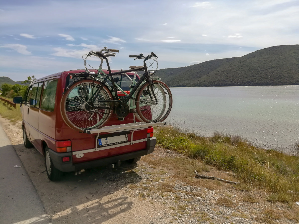 Nachhaltiges Reisen mit dem Auto. Nachhaltiger Urlaub mit dem VW Bulli in Kroatien. Camping in Kroatien. Nachhaltig leben.