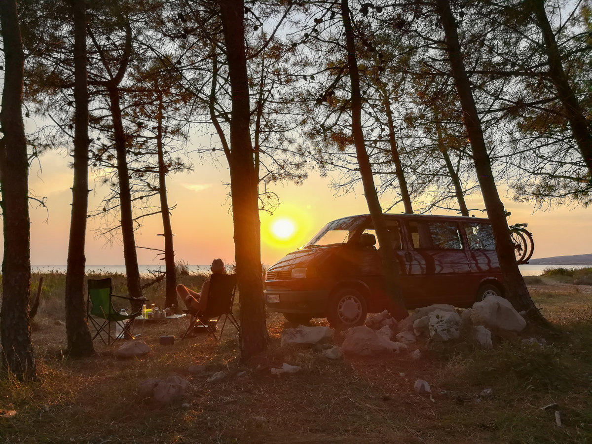 Nachhaltiges Reisen mit dem Auto. Nachhaltiger Urlaub mit dem VW Bulli in Kroatien. Camping in Kroatien. Nachhaltig leben.
