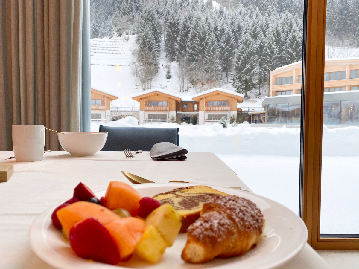 Frühstück im Feuerstein Nature Family Resort - Familienhotel Südtirol Familienzimmer Winterurlaub mit Baby