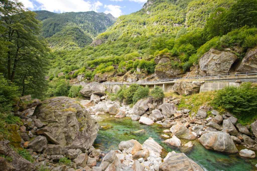 Wandern entlang der BoBosco Murmelbahn im Verzascatal Tal in der Schweiz mit Kindern